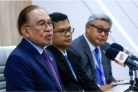 Anwar (kiri) pada sidang media penutup Sidang Kemuncak Peringatan ASEAN-Rusia. - Foto Bernama 