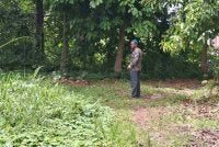Seorang penduduk melihat lokasi mangsa ditemukan. Foto Ihsan pembaca