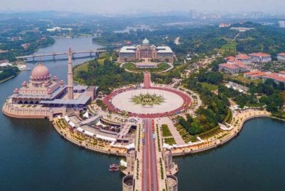 Putrajaya sudah dibina dengan begitu indah dan terancang. Sayang, keindahannya boleh hilang seri hanya kerana sikap ‘nak senang sendiri’. Foto hiasan 