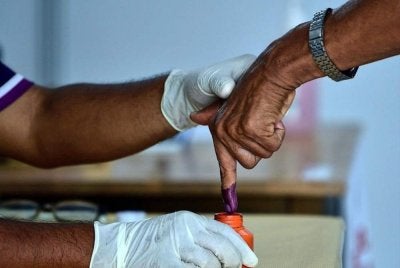 Dalam teori politik, mandat pilihan raya memberi pemerintah kuasa. Tetapi realiti kehidupan, mandat sebenar diberikan setiap hari melalui kepercayaan rakyat terhadap kemampuan kerajaan menyelesaikan masalah. Foto fail Bernama 