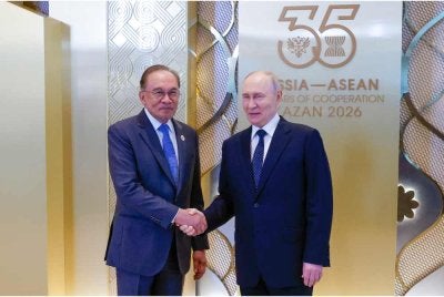 Anwar (kiri) berjabat tangan dengan Presiden Rusia, Vladimir Putin sebelum Majlis Makan Malam Gala Sidang Kemuncak Peringatan ASEAN-Rusia di Ruang Galeri, Teater Akademik Negeri Tatar.