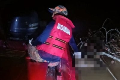 Anggota bomba membantu mengangkat mayat mangsa yang ditemui di lokasi kira-kira 300 meter dari lokasi dia terjatuh. Foto: JBPM Pahang