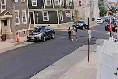 Tangkap layar menunjukkan dua suspek melalui sebuah gerai jualan air limau sebelum melakukan rompakan pada 10 Jun lalu. Foto Jabatan Polis Boston
