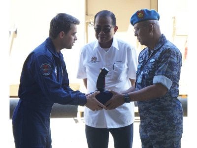 Mohamed Khaled menyaksikan penyerahan throttle daripada wakil syarikat TAI kepada PTU sebagai simbolik penyerahan aset ANKA-S kepada TUDM.