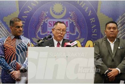 Abd Halim (tengah) dalam sidang akhbar di Ibu Pejabat SPRM Putrajaya pada Khamis. Foto: SINAR HARIAN/ROSLI TALIB
