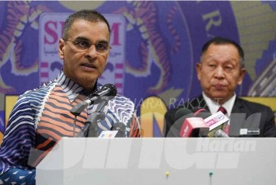 Mohammed Azman (kiri) ketika sidang akhbar bersama Abd Halim di Ibu Pejabat SPRM Putrajaya pada Khamis. - Foto: SINAR HARIAN/ROSLI TALIB