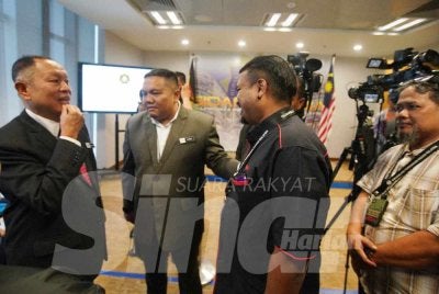 Abd Halim (kiri) beramah mesra bersama petugas media selepas sesi sidang akhbar di Ibu Pejabat SPRM Putrajaya pada Khamis. Foto: SINAR HARIAN/ROSLI TALIB