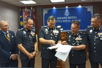 Ab Rahaman (tengah) pada sidang media di IPK Johor.