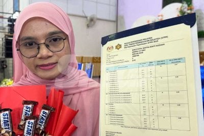 Bariyyatul Busyra menunjukkan keputusan cemerlang yang diperoleh dalam STPM. 