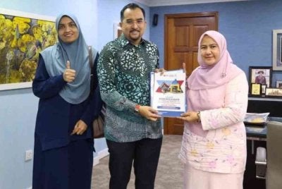 Asyraf Wajdi menerima laporan lengkap Kajian Keberkesanan Projek Rintis Pelantikan Warden Luar Sepenuh Masa Dalam Kalangan Bekas Tentera yang dilaksanakan di MRSM Besut dan MRSM Balik Pulau daripada Ketua Penyelidik Institut Pengajian Sosial Universiti Putra Malaysia, Profesor Madya Dr Haliza Abdul Rahman.