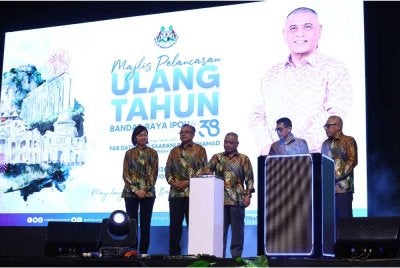 Saarani (tengah) ketika menyempurnakan Majlis Pelancaran Sambutan Ulang Tahun Bandaraya Ipoh Ke-38 di Pusat Konvensyen Ipoh pada Khamis.