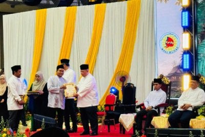 Muhammad Amin (dua dari kiri) menerima anugerah di Kangar, Perlis.