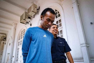 Tukang kebun Mohammad Farizzal Fazly Mohd Zulkifly, 30, (kiri) dijatuhi hukuman penjara empat tahun dan tiga sebatan oleh Mahkamah Sesyen di sini hari ini selepas mengaku bersalah atas pertuduhan cubaan merogol seorang wanita berusia 25 tahun. Foto Bernama. 