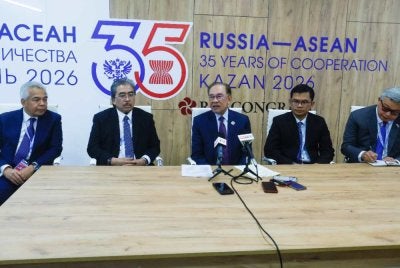 Anwar bercakap kepada media Malaysia pada sidang akhbar penutup selepas lawatan kerja dua hari beliau ke Sidang Kemuncak Peringatan ASEAN-Rusia. Foto Bernama