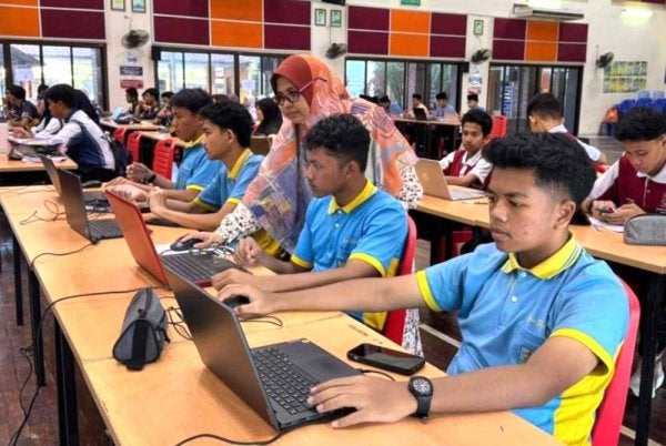 Pelajar-pelajar mempelajari AI dan mencipta aplikasi. Foto UMK