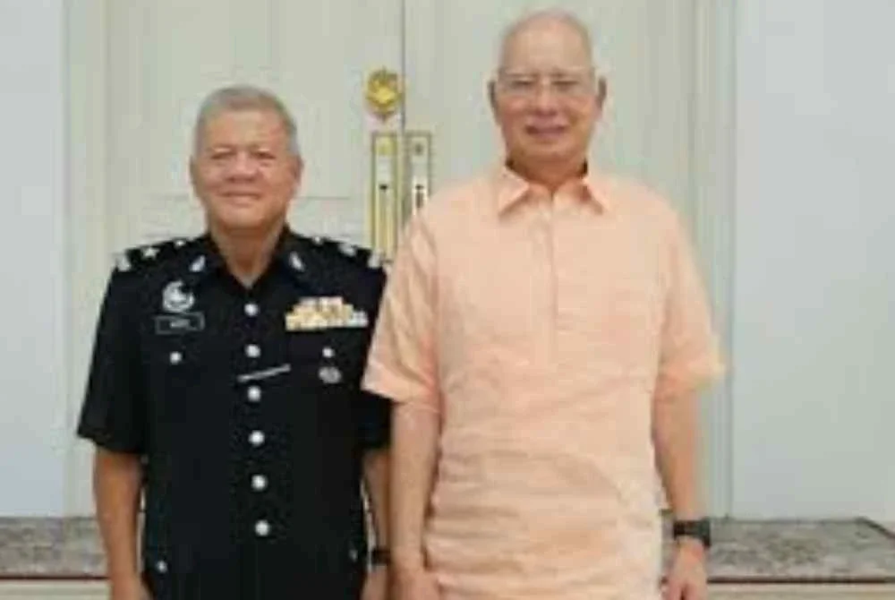 Alias bertugas sebagai pengiring rapat dan pengawal peribadi sepanjang Najib menjadi Perdana Menteri keenam.