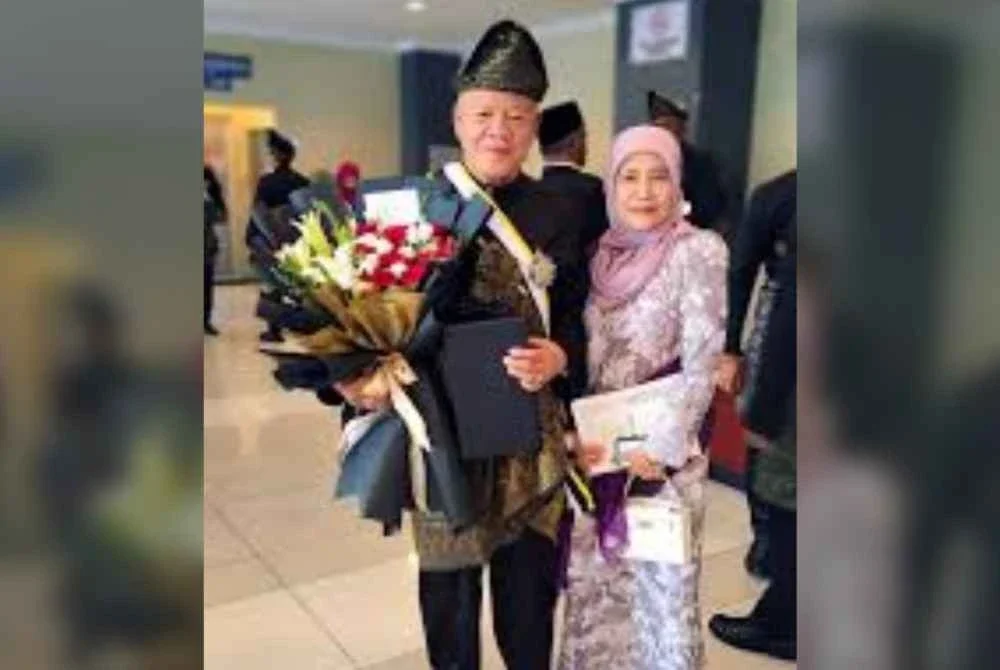 Alias bersama isteri selepas menerima DIMP dikurniakan Sultan Pahang.