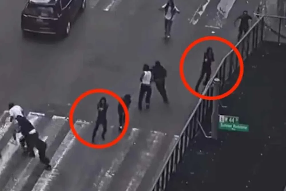 Dua individu dilihat melepaskan tembakan dalam insiden yang mencetuskan suasana panik di lokasi tumpuan peminat Piala Dunia di Times Square. FOTO: Agensi