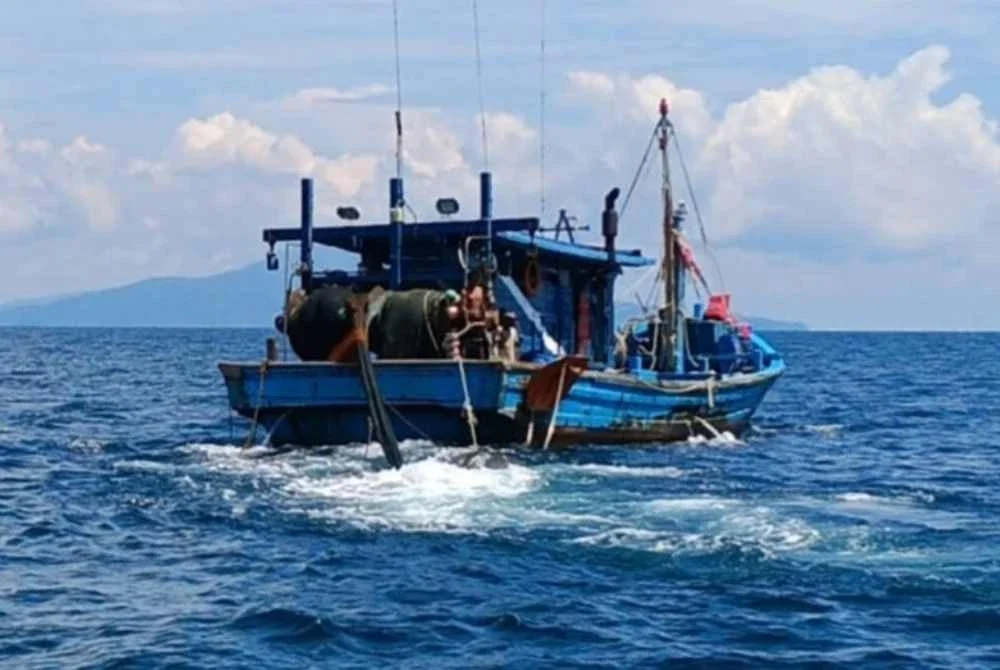 Vesel nelayan yang dikesan berada pada kedudukan kurang 15 batu nautika. Foto Maritim Malaysia