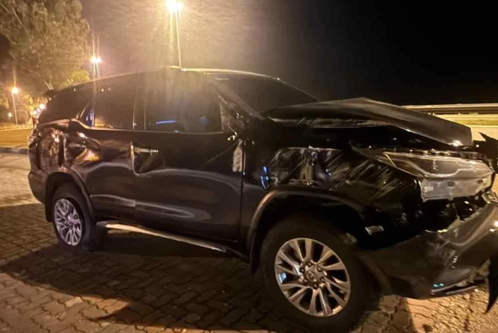 Keadaan kereta yang dinaiki pegawai media beliau selepas kemalangan yang berlaku. Foto FB Zahid Hamidi
