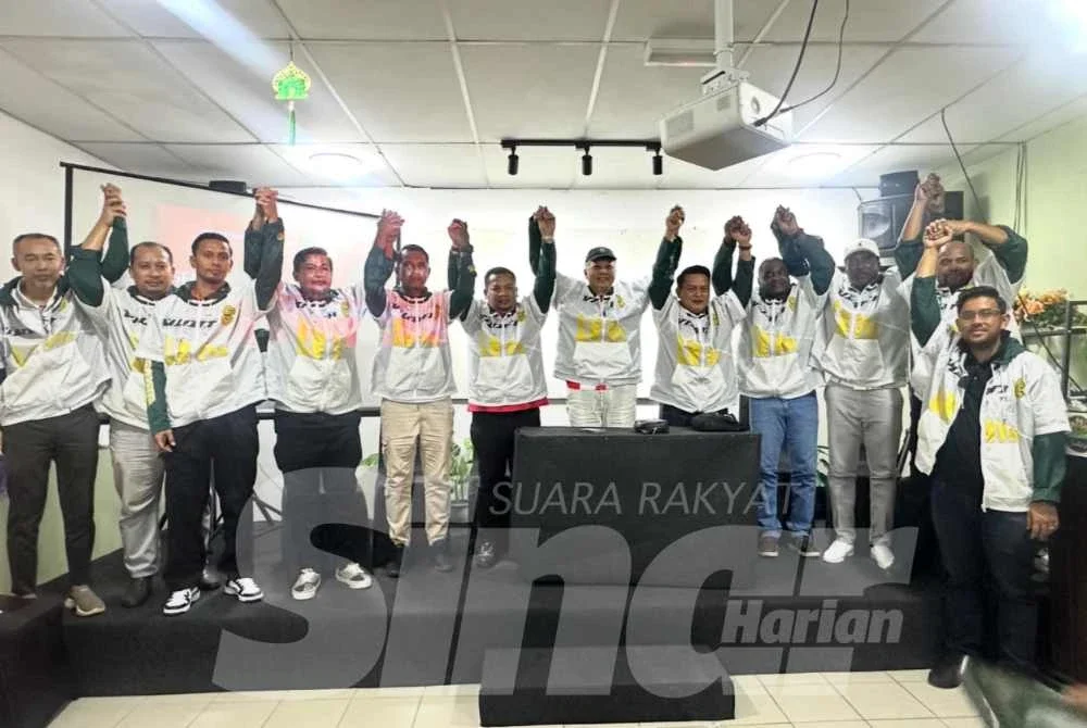 Annuar (enam dari kanan) bersama barisan kejurulatihan Kelantan City FC.