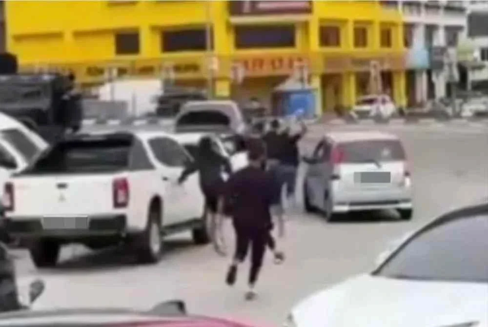 Tangkap layar video kejadian tular pergaduhan sekumpulan individu di Jinjang, Kuala Lumpur.