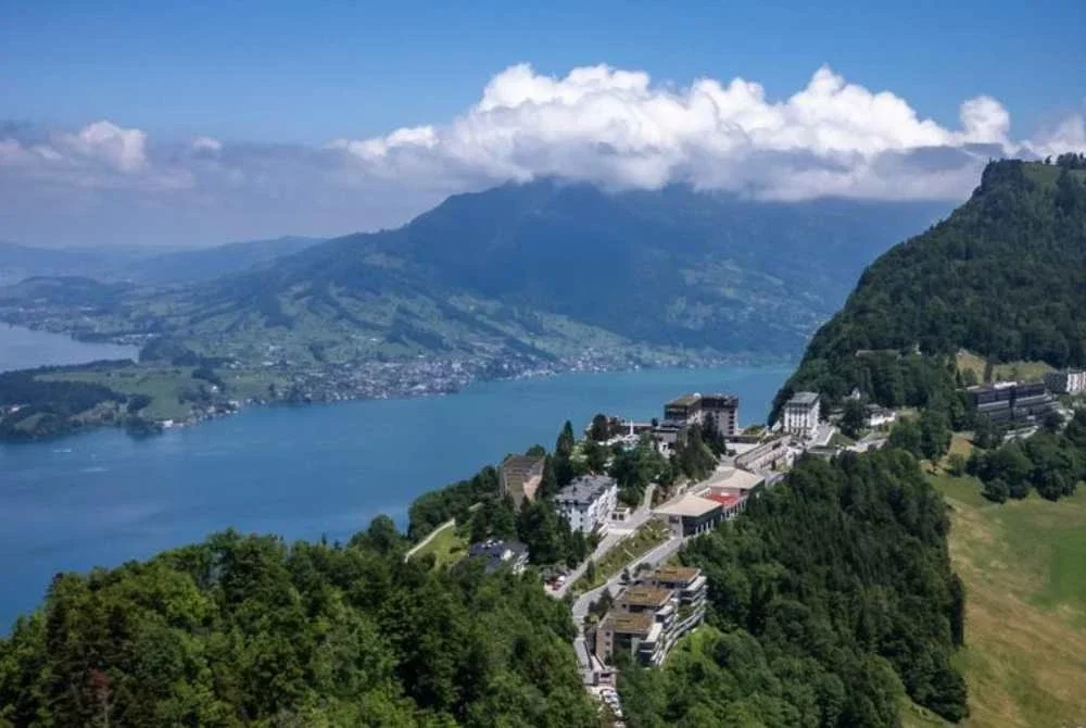 Resort Burgenstock di Switzerland sebelum ini pernah menjadi tuan rumah kepada rundingan diplomasi peringkat tinggi. - Foto Agensi