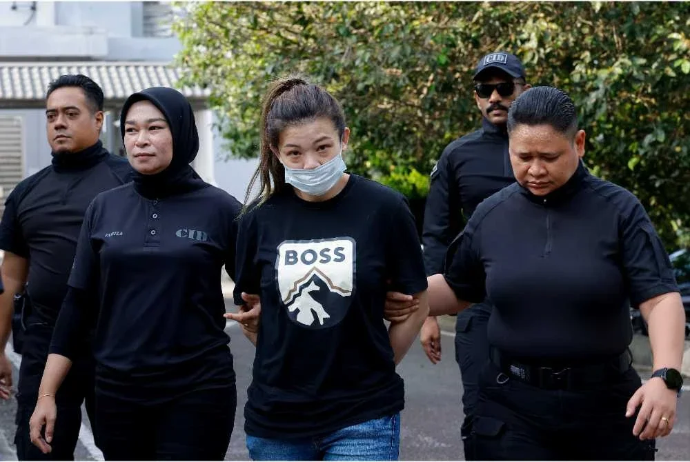 Chin Siau Lan, 44, (tengah) didakwa di Mahkamah Majistret hari ini, atas pertuduhan membunuh seorang warganegara Indonesia awal bulan ini.
