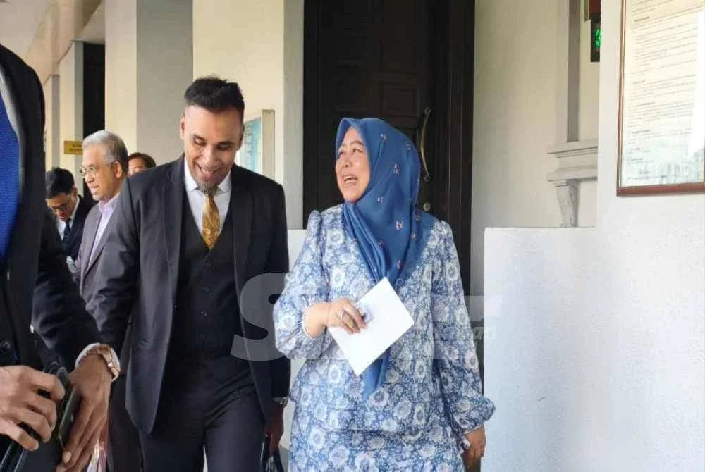 Norliza (kanan) hadir ke Mahkamah Sesyen Kuala Lumpur pada Jumaat.Foto Sinar Harian