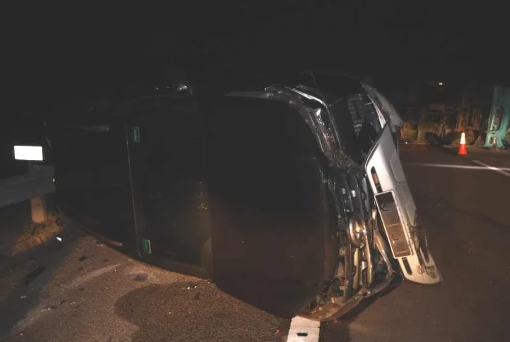 Keadaan Toyota Fortuner yang terlibat kemalangan di Kilometer 144.2 Lebuhraya Pantai Timur dekat Maran, awal pagi Jumaat. Foto Polis Maran
