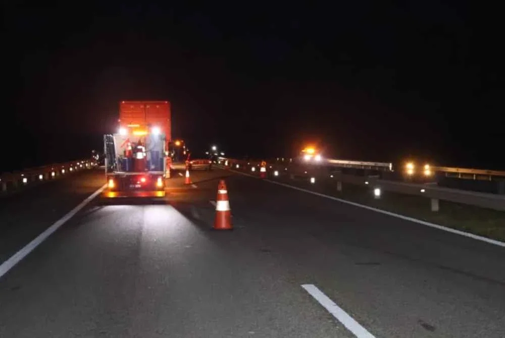 Lokasi berlaku kemalangan membabitkan tiga kenderaan di Kilometer 144.2 Lebuhraya Pantai Timur dekat Maran, awal pagi Jumaat. Foto Polis Maran.