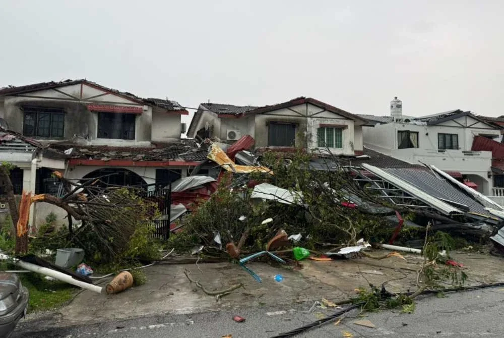 Menurut laporan diterima APM Kinta, terdapat banyak pokok dan tiang elektrik tumbang di kawasan perumahan serta jalan raya. Foto APM