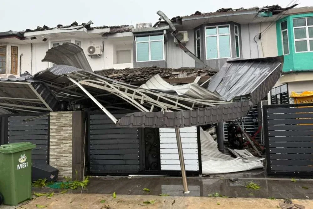 Sebahagian besar rumah mengalami kerosakan pada bahagian bumbung yang tercabut, siling bocor serta beberapa struktur lain. Foto APM