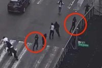 Dua individu dilihat melepaskan tembakan dalam insiden yang mencetuskan suasana panik di lokasi tumpuan peminat Piala Dunia di Times Square. FOTO: Agensi
