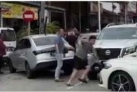 Tangkap layar video kejadian tular pergaduhan sekumpulan individu di Jinjang, Kuala Lumpur.