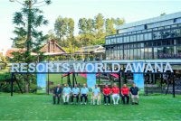 Al-Sultan Abdullah (tengah) berkenan merasmikan pembukaan semula Padang Golf Resorts World Awana.