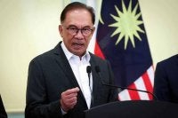 Mahkamah Tinggi membatalkan sepina yang mengarahkan Anwar Ibrahim sebagai saksi dalam saman sivil RM30 juta, difailkan 12 individu terhadap seorang ahli perniagaan, Vinod Sekhar dan isterinya, Winny Yeap Liew Heoh.