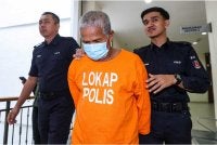 Warga emas berusia 67 tahun dijatuhkan hukuman penjara 33 tahun dan 14 sebatan di Mahkamah Sesyen hari ini atas kesalahan rogol dan amang seksual terhadap 2 cucu perempuannya berusia 12 dan 9 tahun. - Foto: Bernama