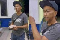 Tangkap layar memaparkan seorang individu yang didakwa tampil menyerahkan dompet milik pasangan warga China itu.