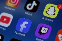 Syarikat media sosial, termasuk Instagram milik Meta Platforms, mendapatkan kebenaran ibu bapa sebelum membenarkan kanak-kanak berusia bawah 16 tahun di Ohio menggunakan platform mereka - Foto fail Reuters