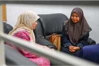 Fadhlina (kiri) menyantuni ibu kepada pelajar perempuan berusia 16 tahun yang ditemukan tidak sedarkan diri di sebuah sekolah menengah di daerah ini ketika mengunjungi Unit Forensik Hospital Rembau hari ini. - Foto: Bernama