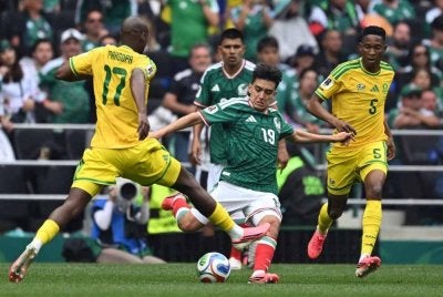 Mora (tengah) mungkin disenaraikan dalam kesebelasan utama Mexico menjelang perlawanan menentang Korea Selatan. Foto Agensi