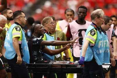 Kone dibawa keluar menggunakan pengusung sambil menerima tepukan daripada penyokong di stadium. - Foto: Agensi 