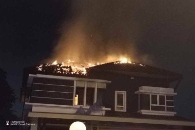 Sebuah rumah teres dua tingkat terbakar dalam kejadian pada Jumaat.