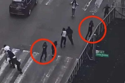 Dua individu dilihat melepaskan tembakan dalam insiden yang mencetuskan suasana panik di lokasi tumpuan peminat Piala Dunia di Times Square. FOTO: Agensi