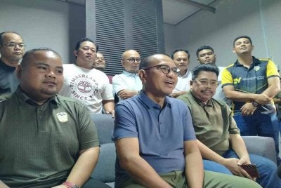 Ahmad (duduk, kanan) turut hadir ketika sidang akhbar bersama Zainol Fadzi (duduk, tengah) pada Khamis. 