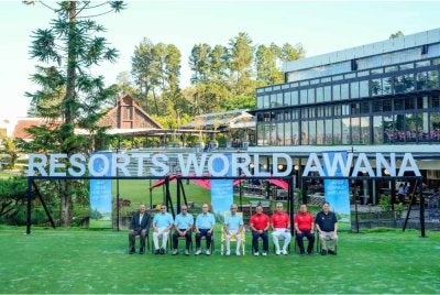 Al-Sultan Abdullah (tengah) berkenan merasmikan pembukaan semula Padang Golf Resorts World Awana.