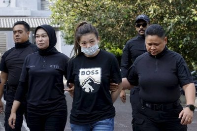 SEPANG, 19 Jun --
Tiada pengakuan direkodkan daripada tertuduh memandangkan kes bunuh berada di bawah bidang kuasa Mahkamah Tinggi.
Majistret Khairatul Animah Jelani kemudian menetapkan tarikh sebutan semula kes pada 21 Julai bagi serahan dokumen.
--fotoBERNAMA (2026) HAK CIPTA TERPELIHARA