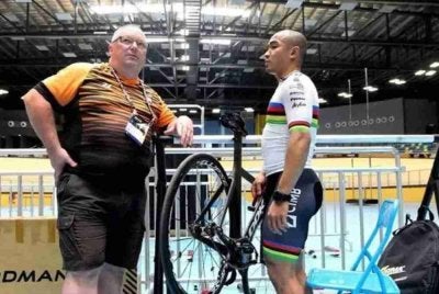 Azizulhasni meluahkan kekecewaan berkenaan isu pengunduran diri Beasley menerusi hantaran di Facebook.