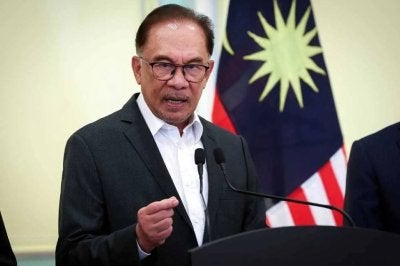 Mahkamah Tinggi membatalkan sepina yang mengarahkan Anwar Ibrahim sebagai saksi dalam saman sivil RM30 juta, difailkan 12 individu terhadap seorang ahli perniagaan, Vinod Sekhar dan isterinya, Winny Yeap Liew Heoh.